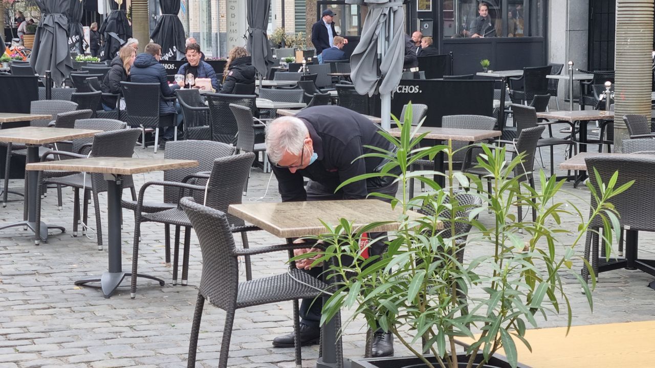 Een drankje opdrinken mocht, maar daarna moest je weg (foto: Omroep Brabant).