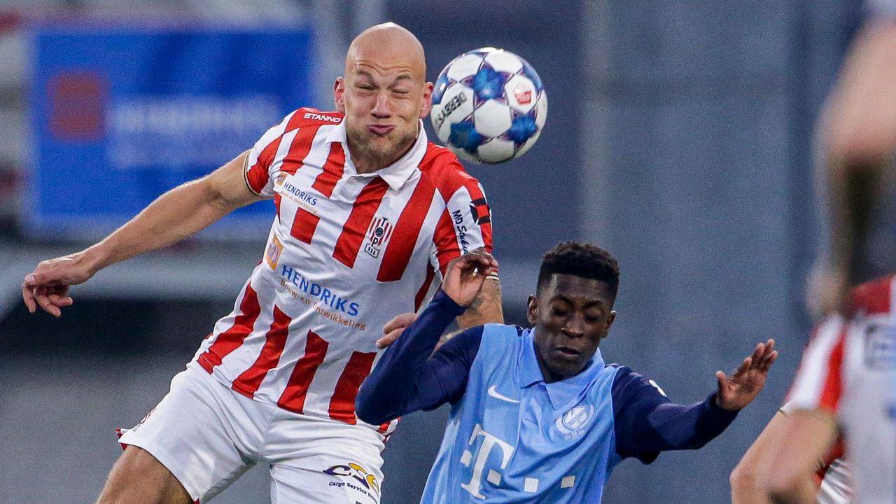 Jan Lammers (TOP Oss) wint kopduel van Sanches Fernandes (Jong FC Utrecht) Foto: Orange Pictures.