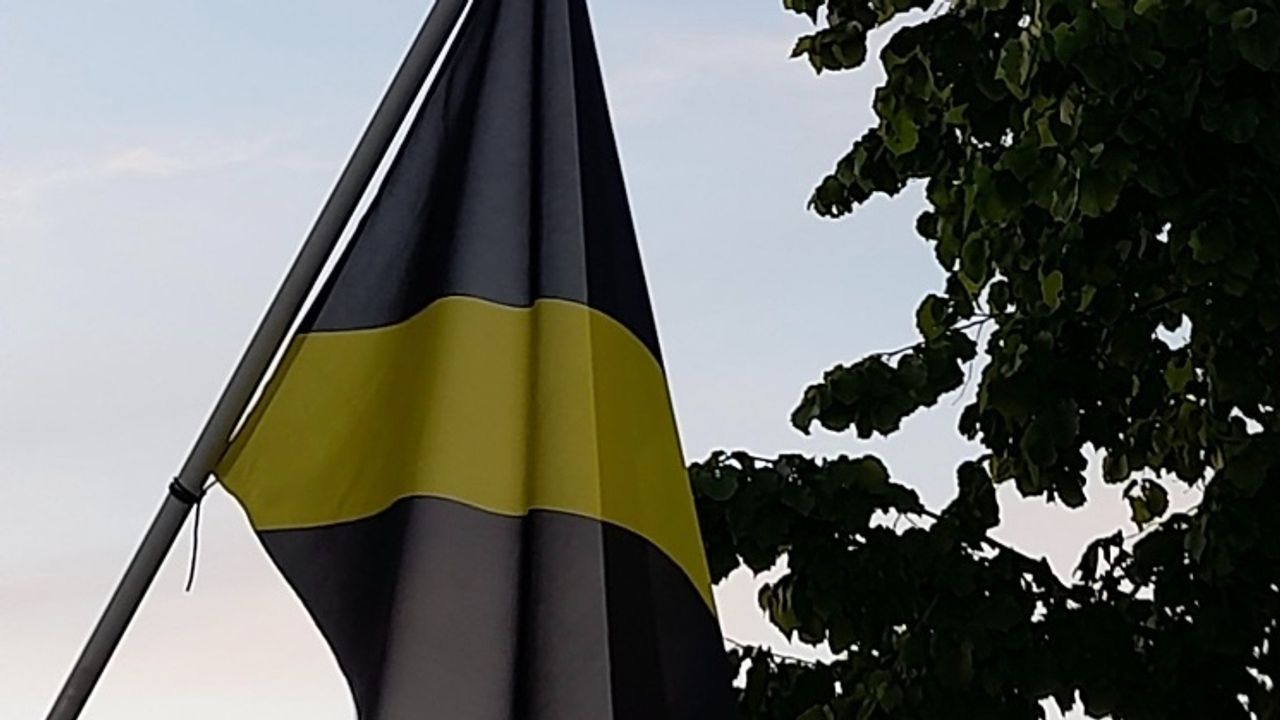 De NAC-vlag halfstok.