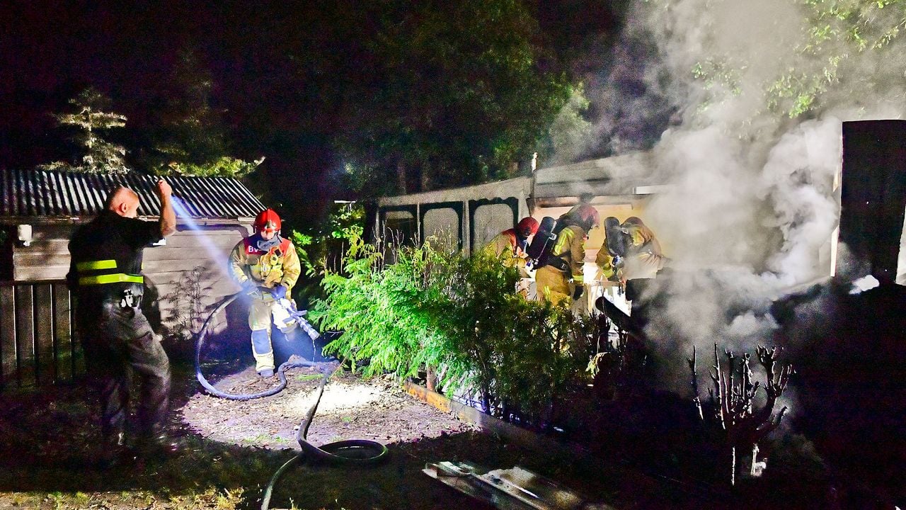 Hoe de brand op camping De Zwarte Bergen kon ontstaan, wordt onderzocht (foto: Rico Vogels/SQ Vision).