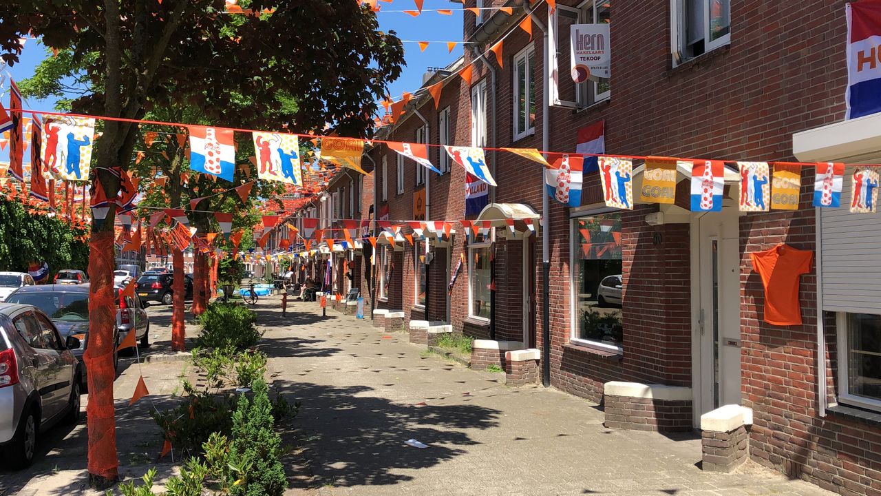 Geen lantaarnpaal of huis is overgeslagen (foto: Raymond Merkx). 