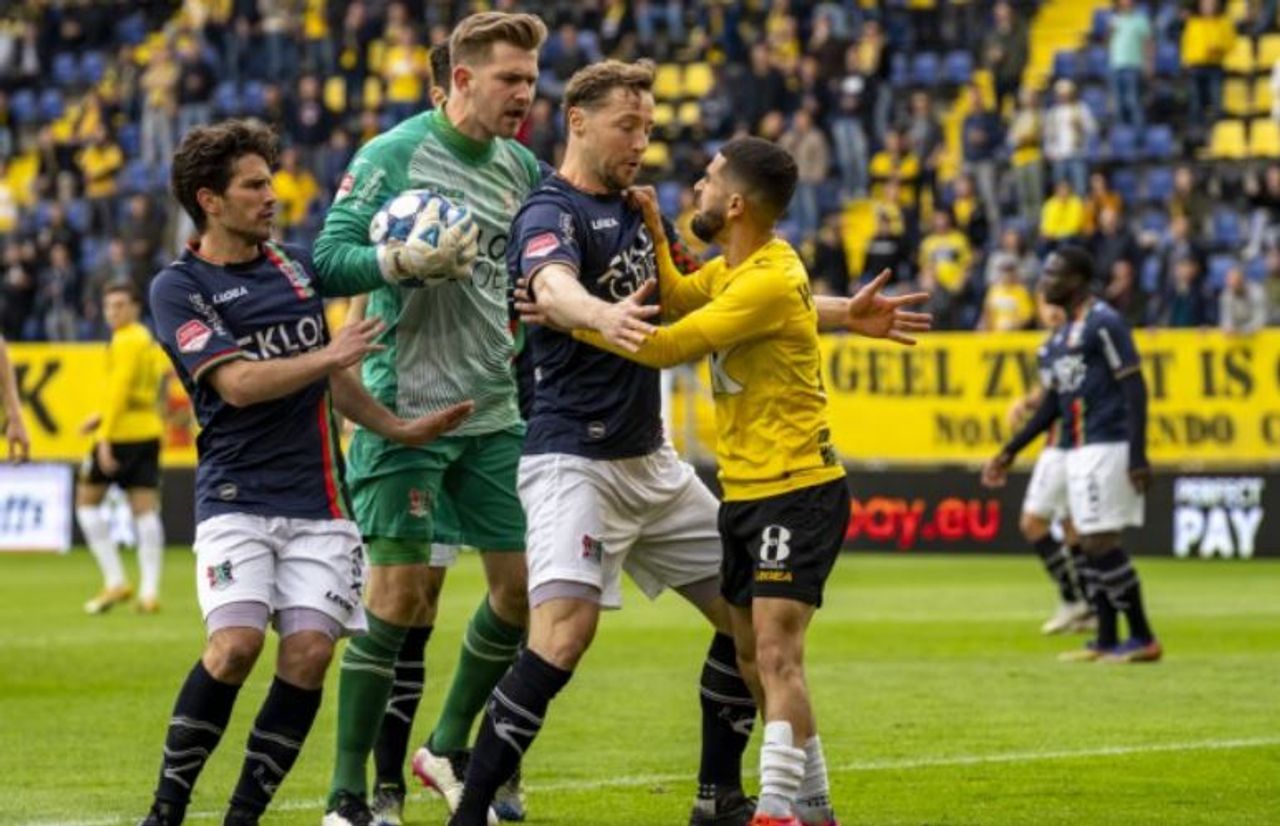 Een opstootje bij het spannende duel. Foto: Marcel van Dorst.