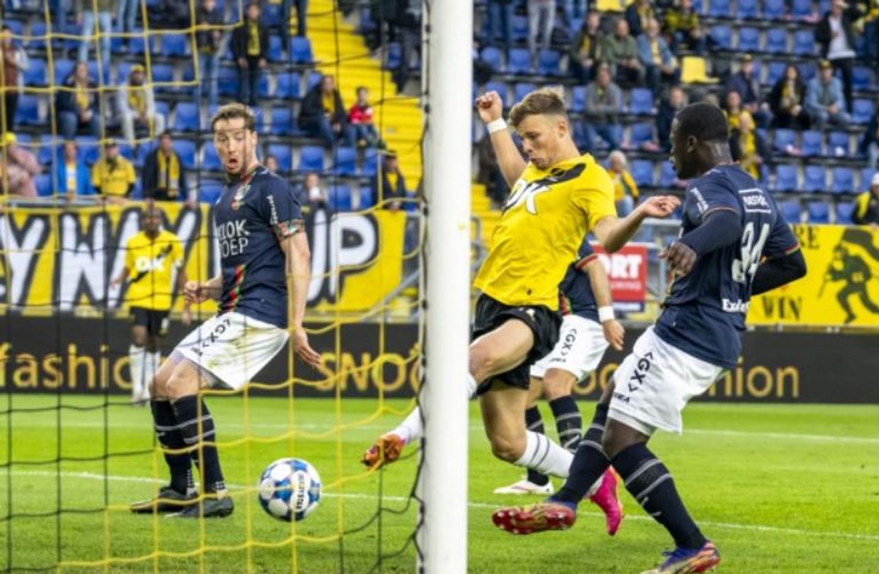 Moment dat de bal in de goal gaat. Foto: Marcel van Dorst.