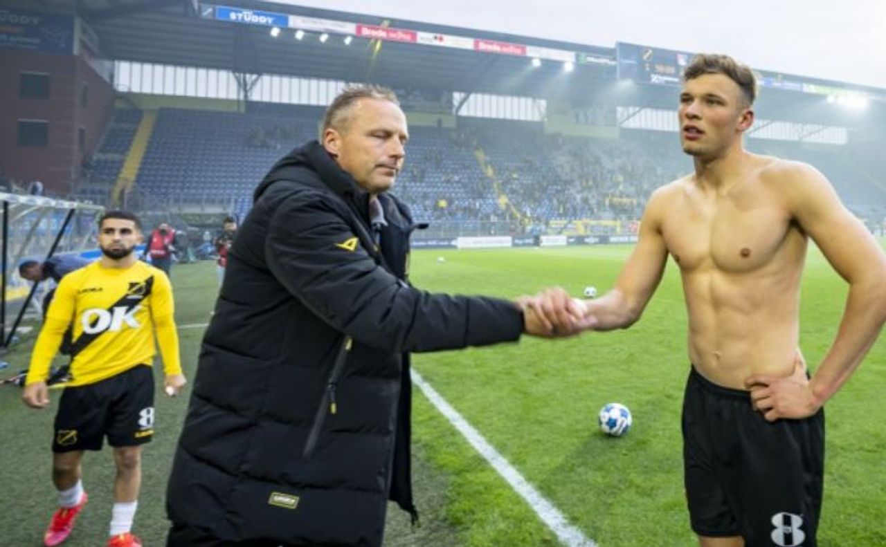 Assistent-trainer Edwin de Graaf probeert Sydney van Hooijdonk te troosten. Foto: Marcel van Dorst.