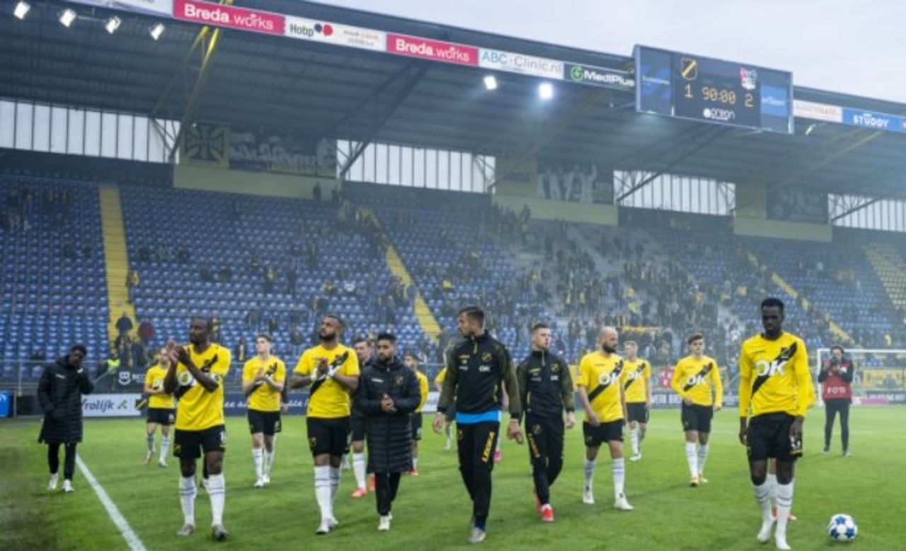 De spelers bedanken de teleurgestelde fans. Foto: Marcel van Dorst.