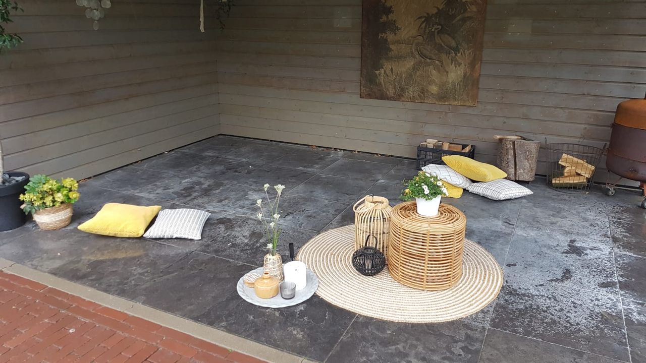 De lege plek waar eerst Karin's loungeset stond (foto: Karin van den Braak). 