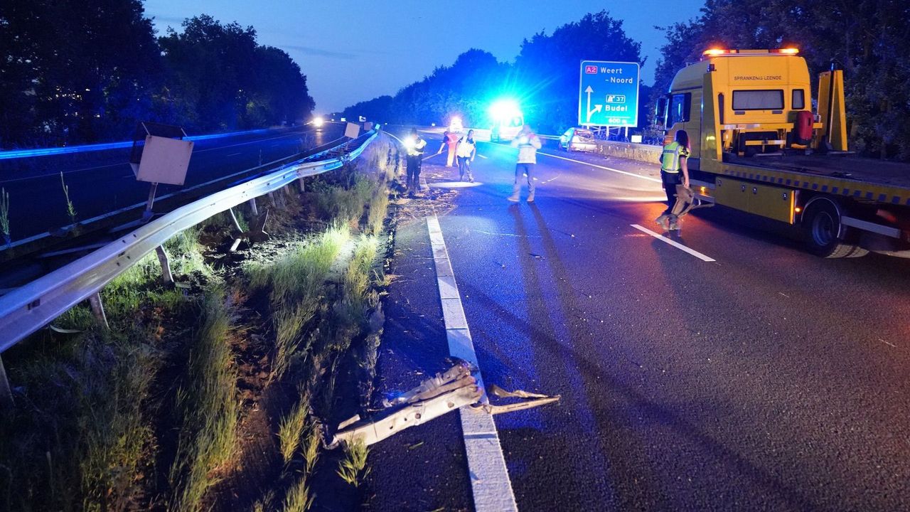 De ravage op de A2 bij Maarheeze was na het ongeluk aanzienlijk (foto: WdG/SQ Vision).