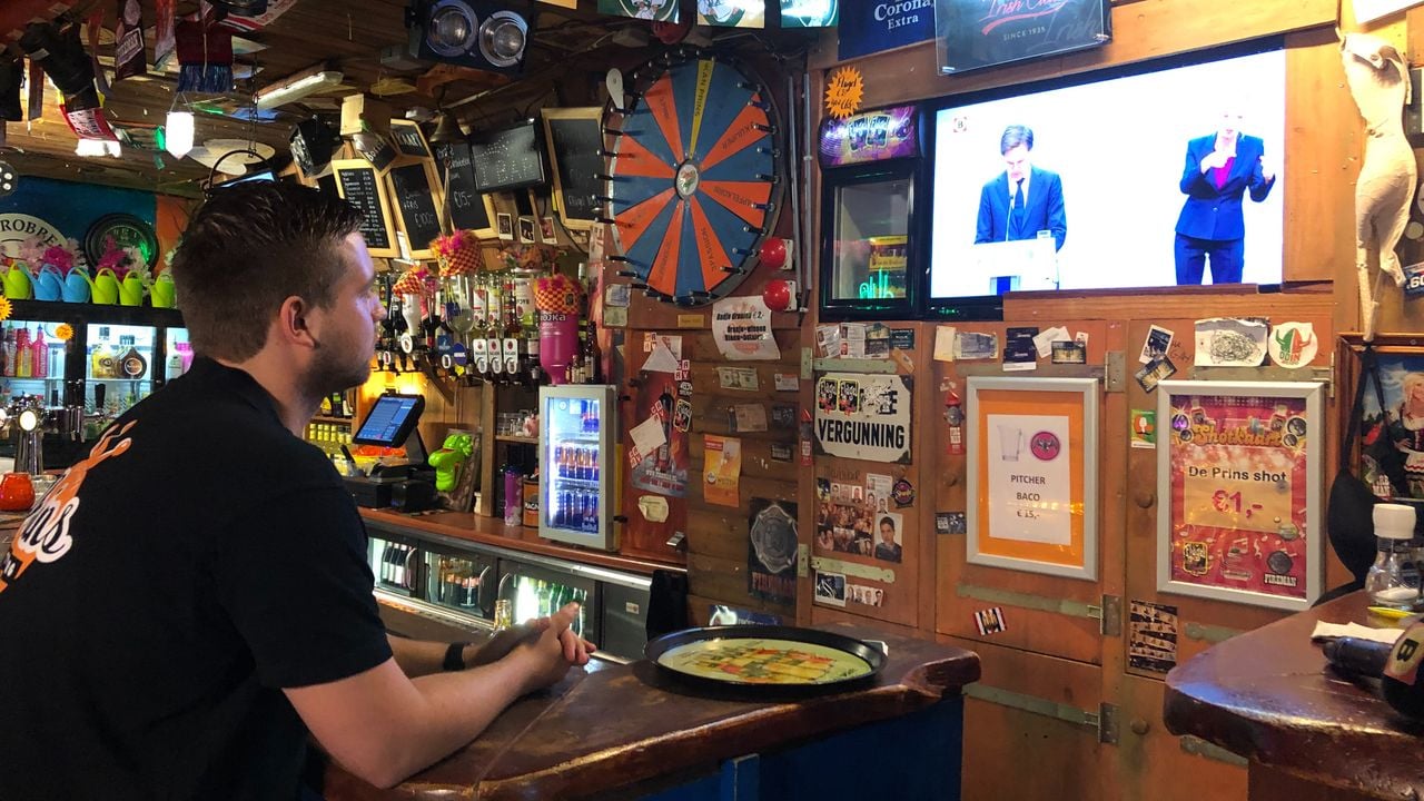 Rick Broers kijkt gespannen naar de persconferentie (Foto: Imke van de Laar). 