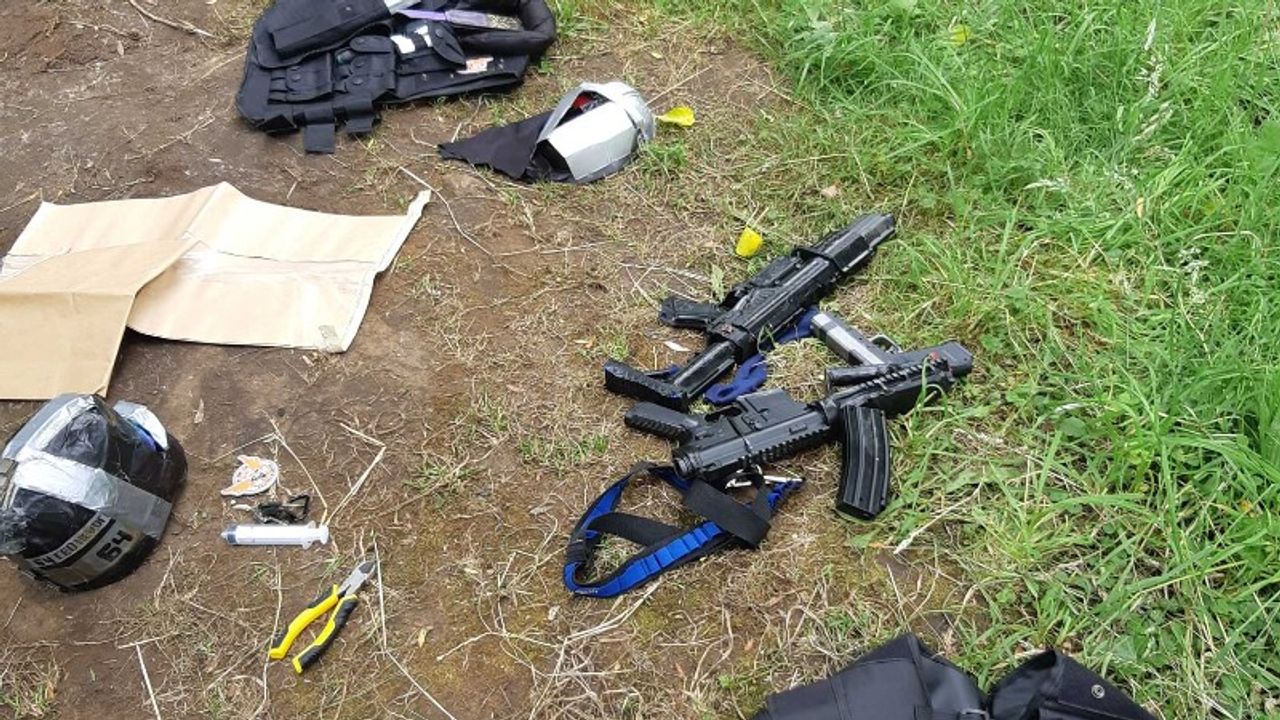 De jongens hadden ook vesten en helmen gemaakt (foto: politie).