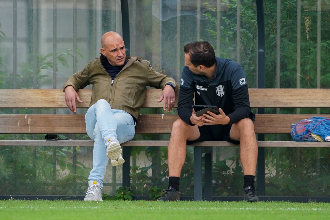 Mo Allach in gesprek tijdens de eerste training van RKC (Foto: Orange Pictures)