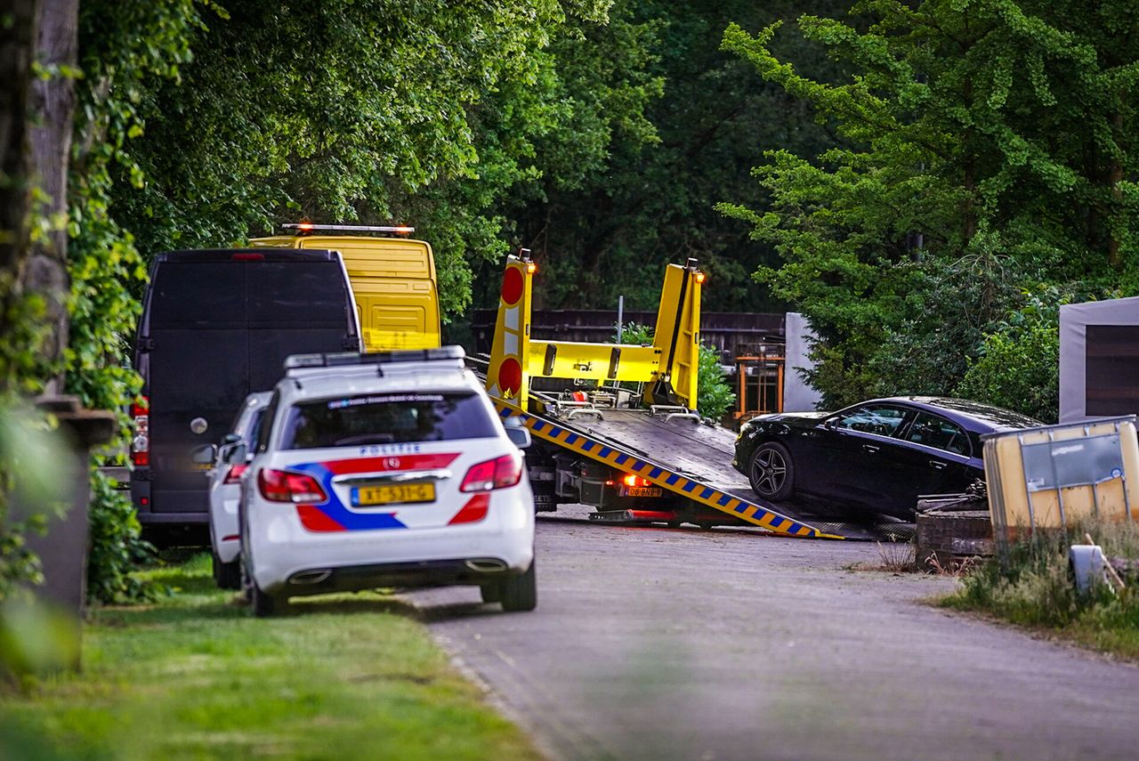 De politie nam een auto in beslag (foto: SQ Vision).