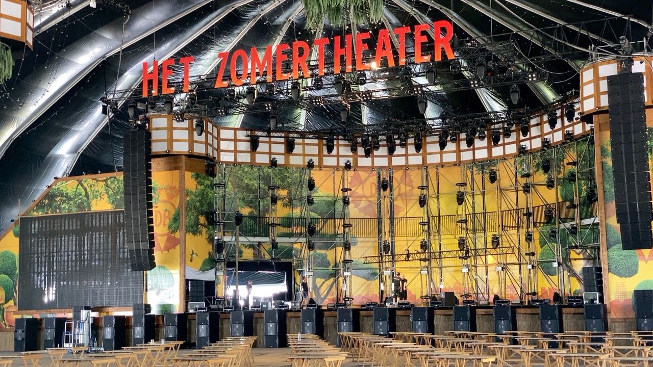 Het immense podium an het tijdelijke theater (foto: Jan Peels) 