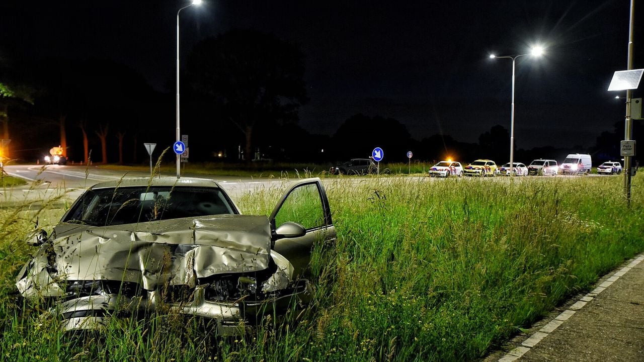 Hoe de botsing op de N260 bij Gilze kon gebeuren, wordt onderzocht (foto: Toby de Kort/SQ Vision).
