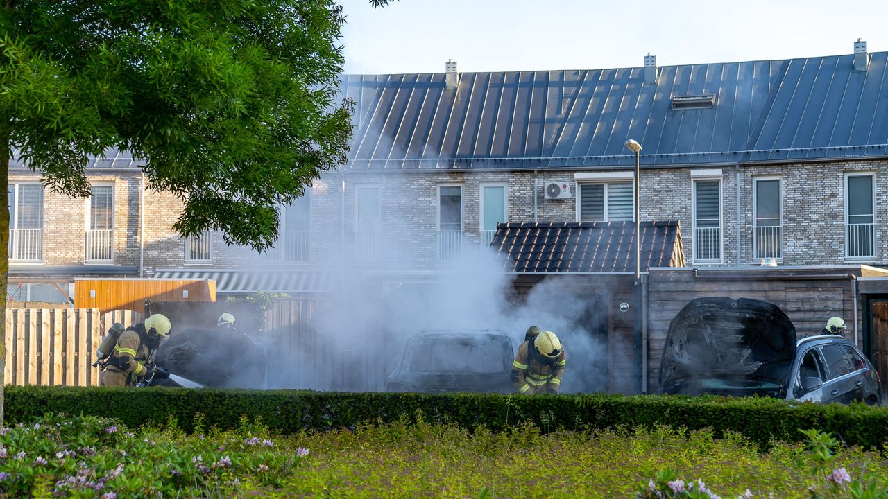 De brandweer deed er alles aan om de wagens te redden (foto: Iwan van Dun/SQ Vision Mediaprodukties).