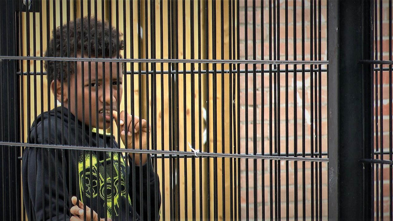 Een jongentje in de Cruyff Court in de wijk Gerardus Majella in Breda. (foto: Raoul Cartens)