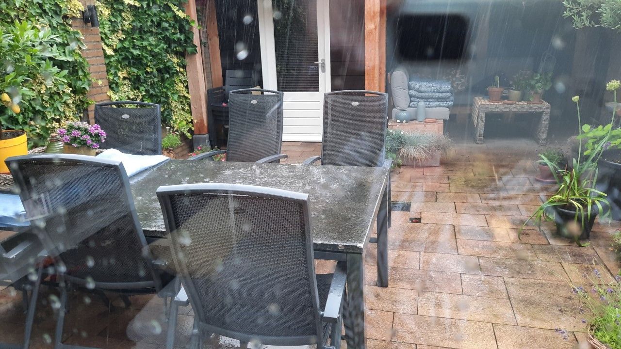 Hoosbuien in Waalwijk (foto: Martha Kivits).