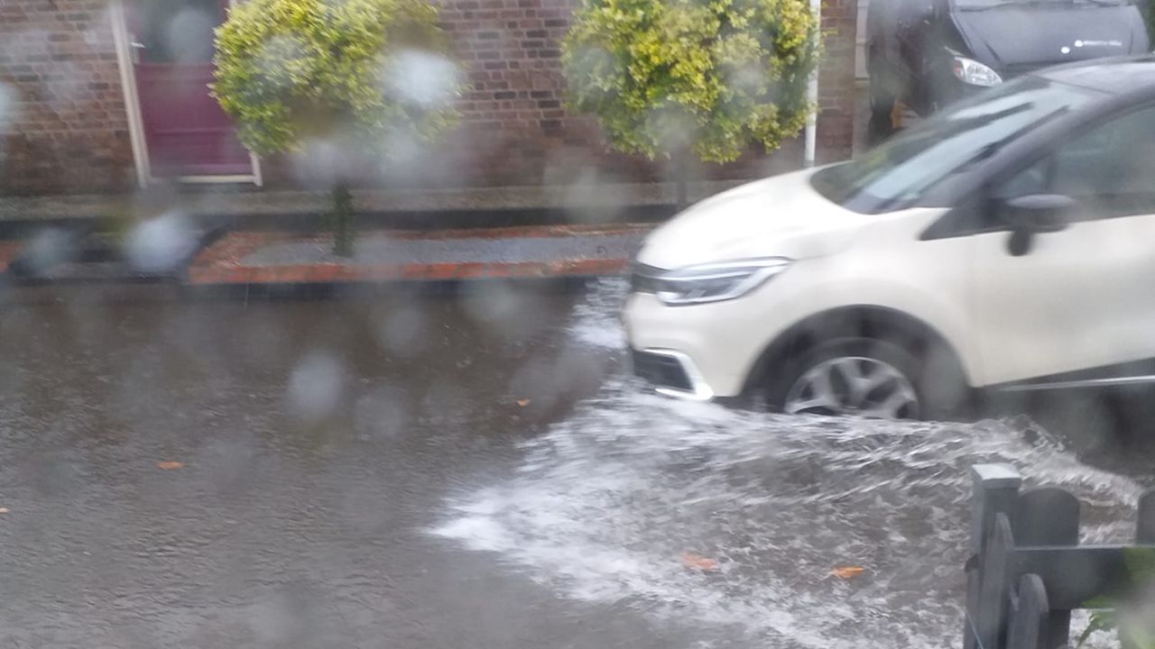 Ondergelopen straat in Wernhout (foto: Thea van der Borg)