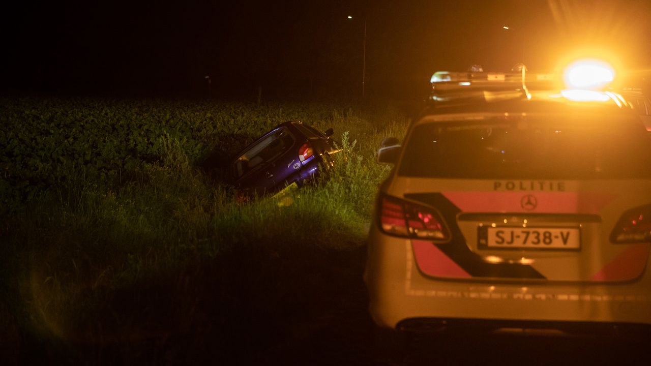 Auto in de sloot in Roosendaal (Foto: Christian Traets/SQ Vision). 