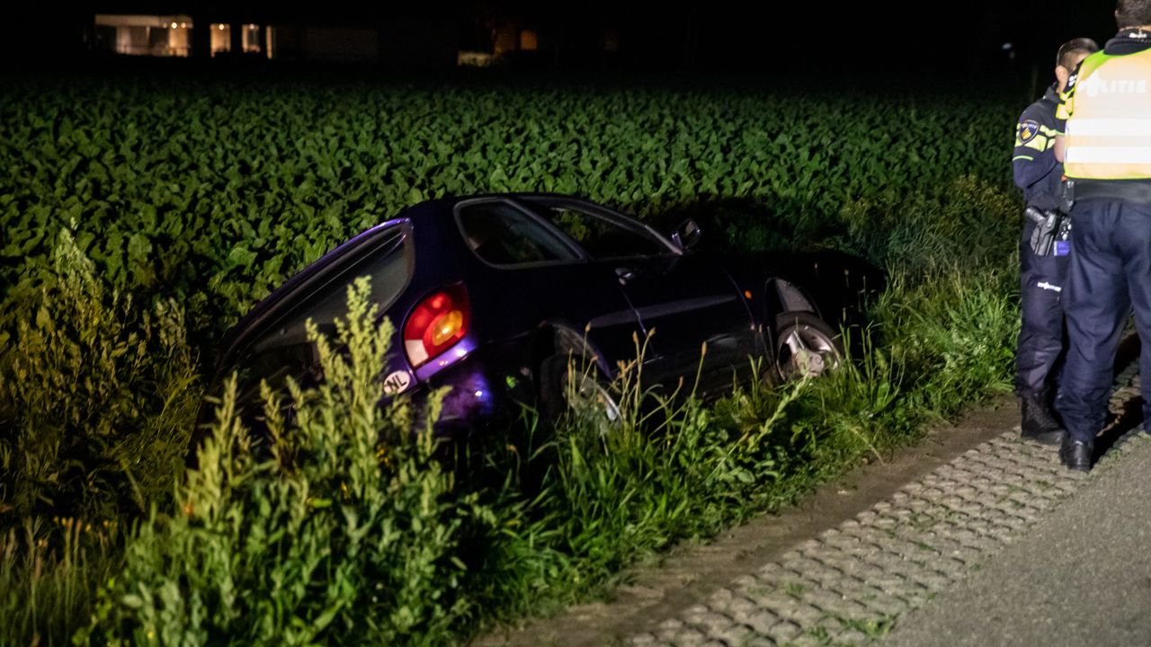 Auto in de sloot in Roosendaal (Foto: Christian Traets/SQ Vision). 