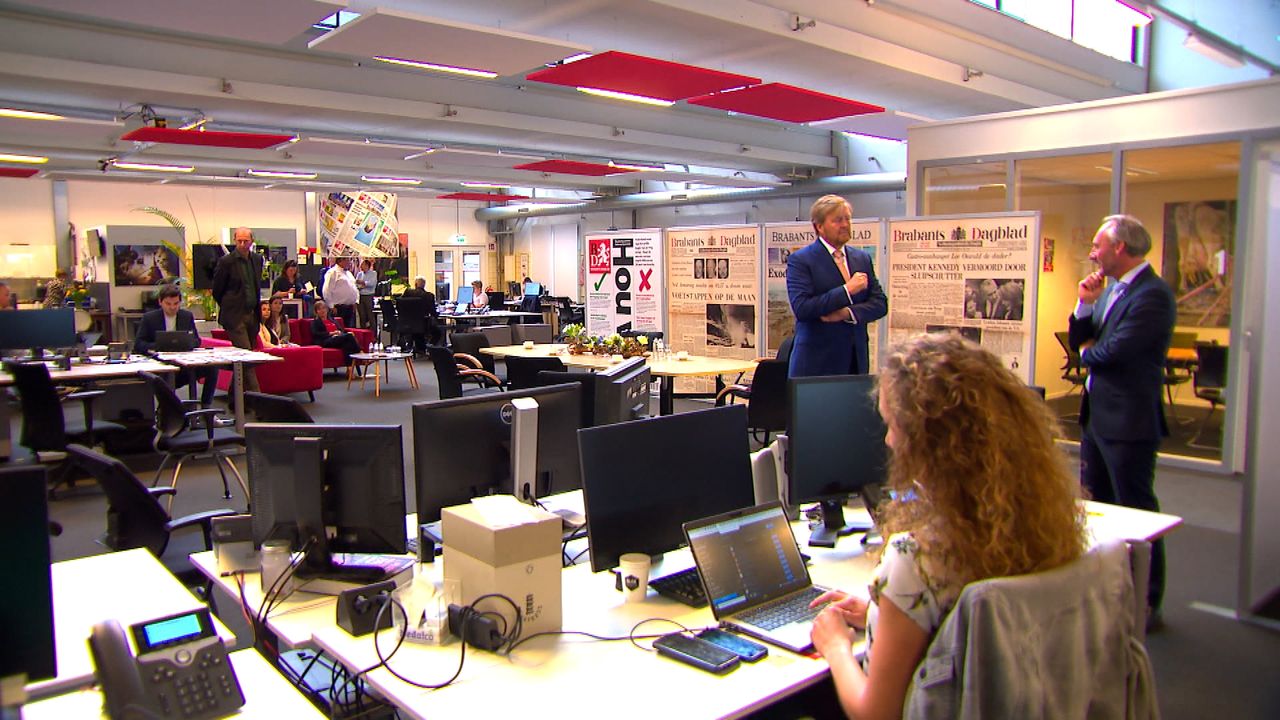 De koning op de redactie. 