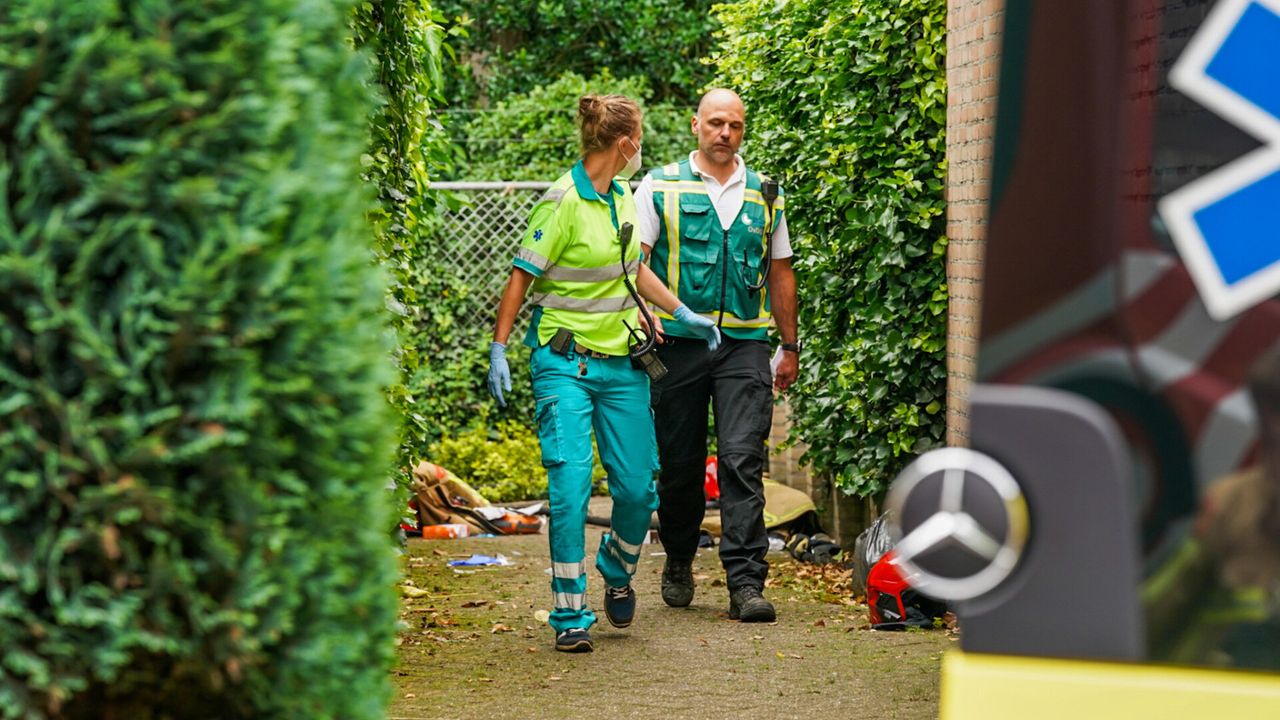 Het slachtoffer werd behandeld door ambulancepersoneel (foto: Dave Hendriks/SQ Vision).
