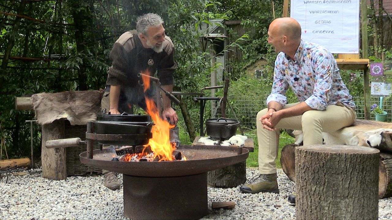 Ray Roovers  en Twan Kerhof bij het kampvuur (foto: Jan Peels)