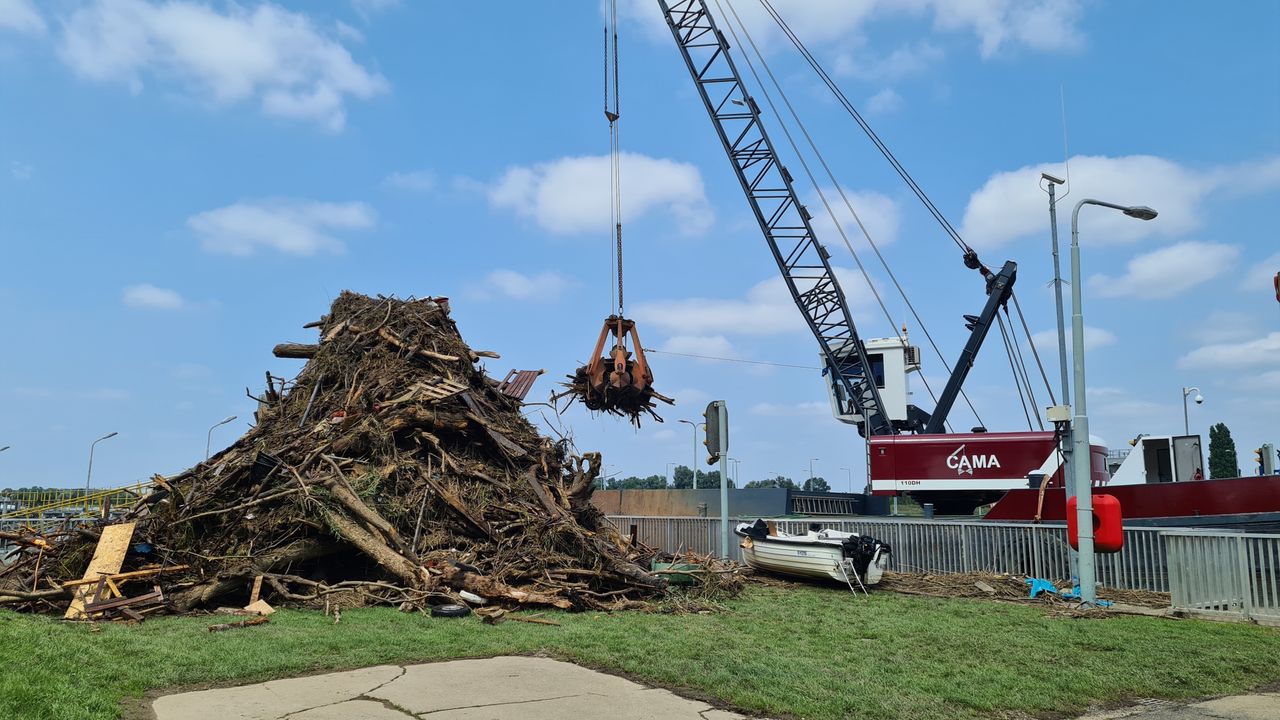 Het bergingsschip takelt de resten uit het water. (Foto: Noël van Hooft)