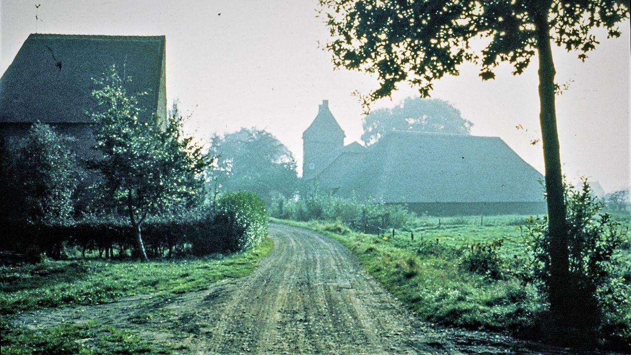 De kapel en het poortgebouw van Kasteel Gageldonk voordat de wijk Haagse Beemden werd gebouwd.