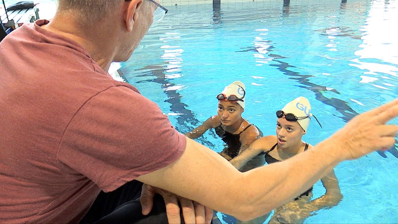 Jennifer en Marry-Ann luisteren naar trainer Harm Deiman (foto: Jan Peels)