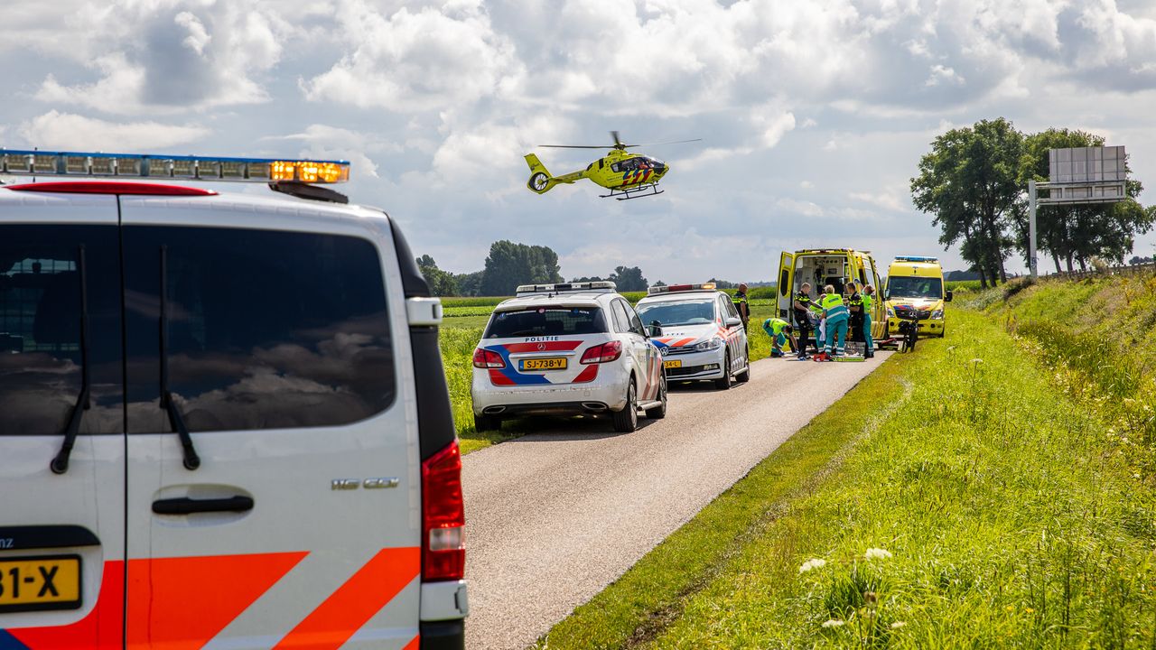 Veel hulp voor een man die met een elektrische fiets was gevallen (foto: Christian Traets/SQ Vision Mediaprodukties).