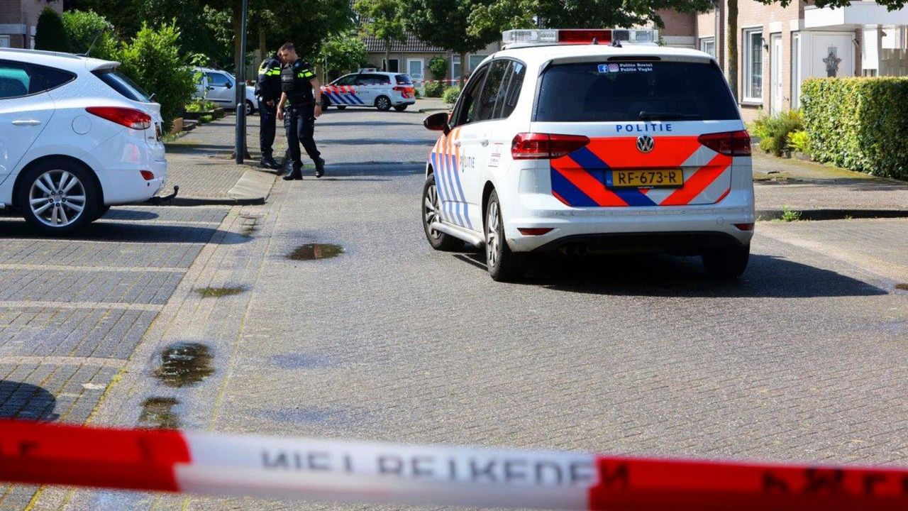 Een deel van de wijk werd na de melding van een mogelijke schietpartij afgezet (foto: Bart Meesters/SQ Vision Mediaprodukties).