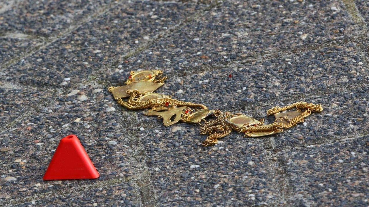 Een sieraad dat mogelijk door betrokkenen bij het conflict is achtergelaten (foto: Bart Meesters/SQ Vision Mediaprodukties).