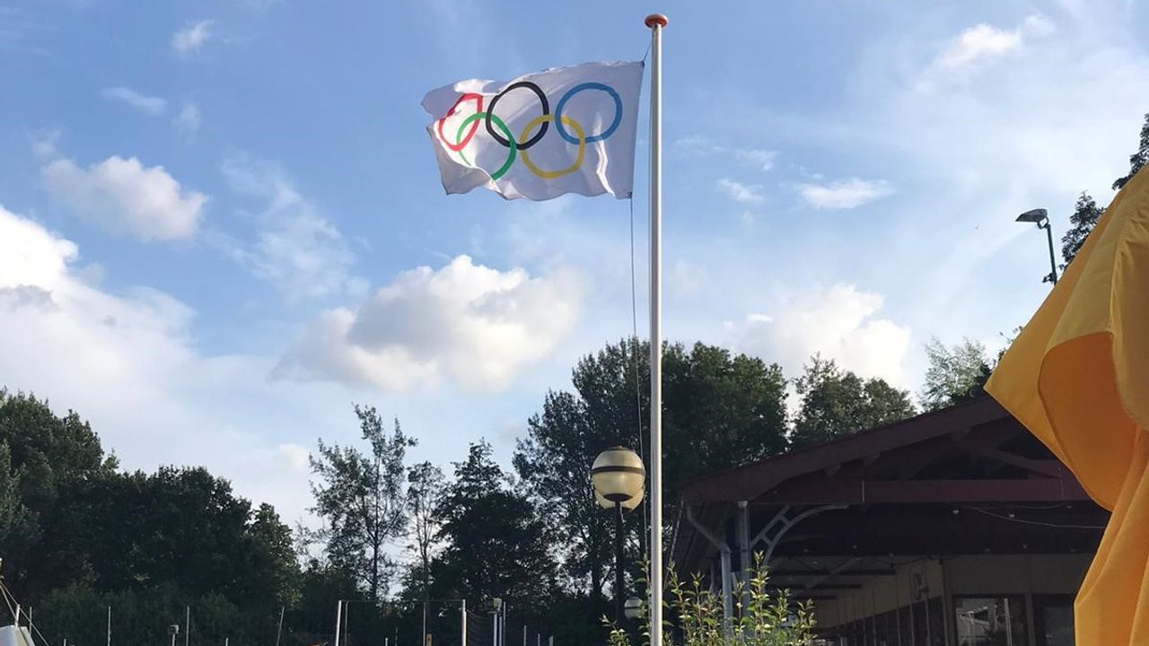 De olympische vlag hangt nog in top (foto: René van der Giessen/Beachsport Vereniging Werkendam).