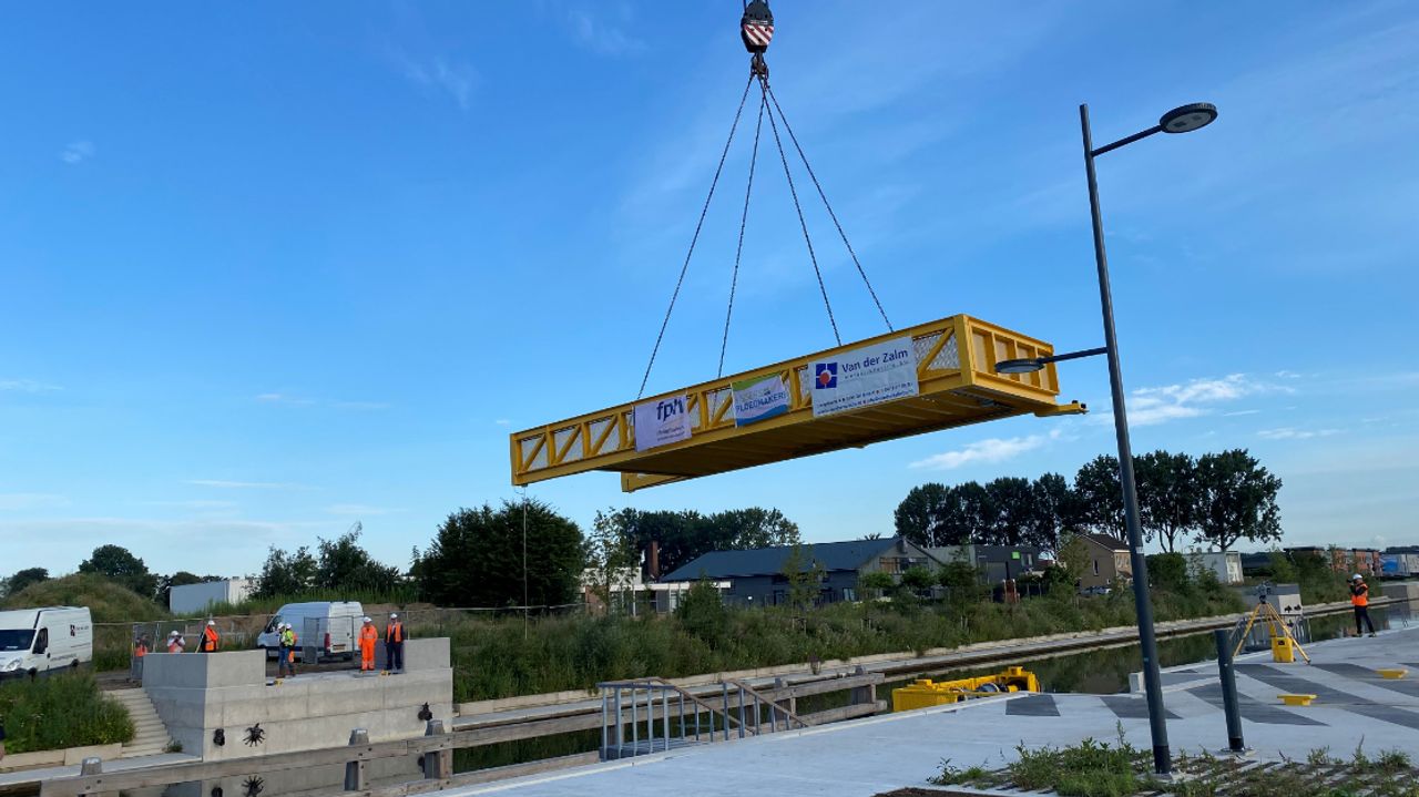 De brug moet de nieuwe wijk verbinden met het centrum van Roosendaal.