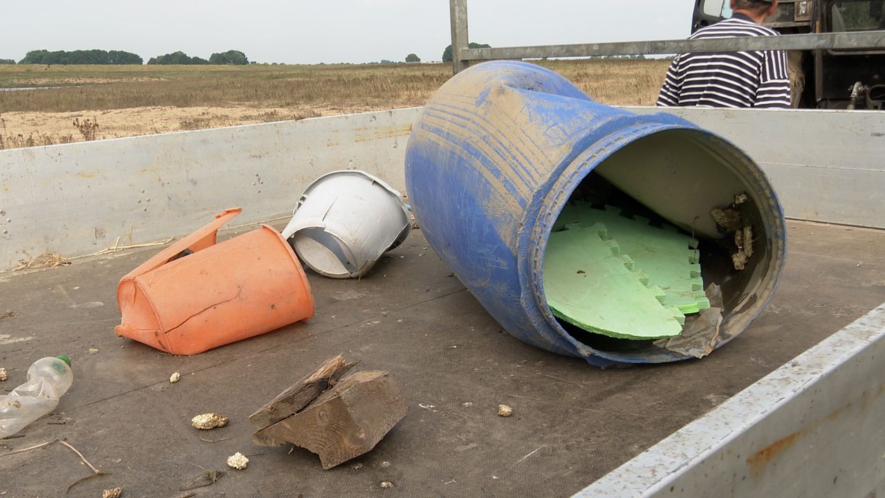 Flesjes, hout en heel veel plastic. Er wordt van alles gevonden.