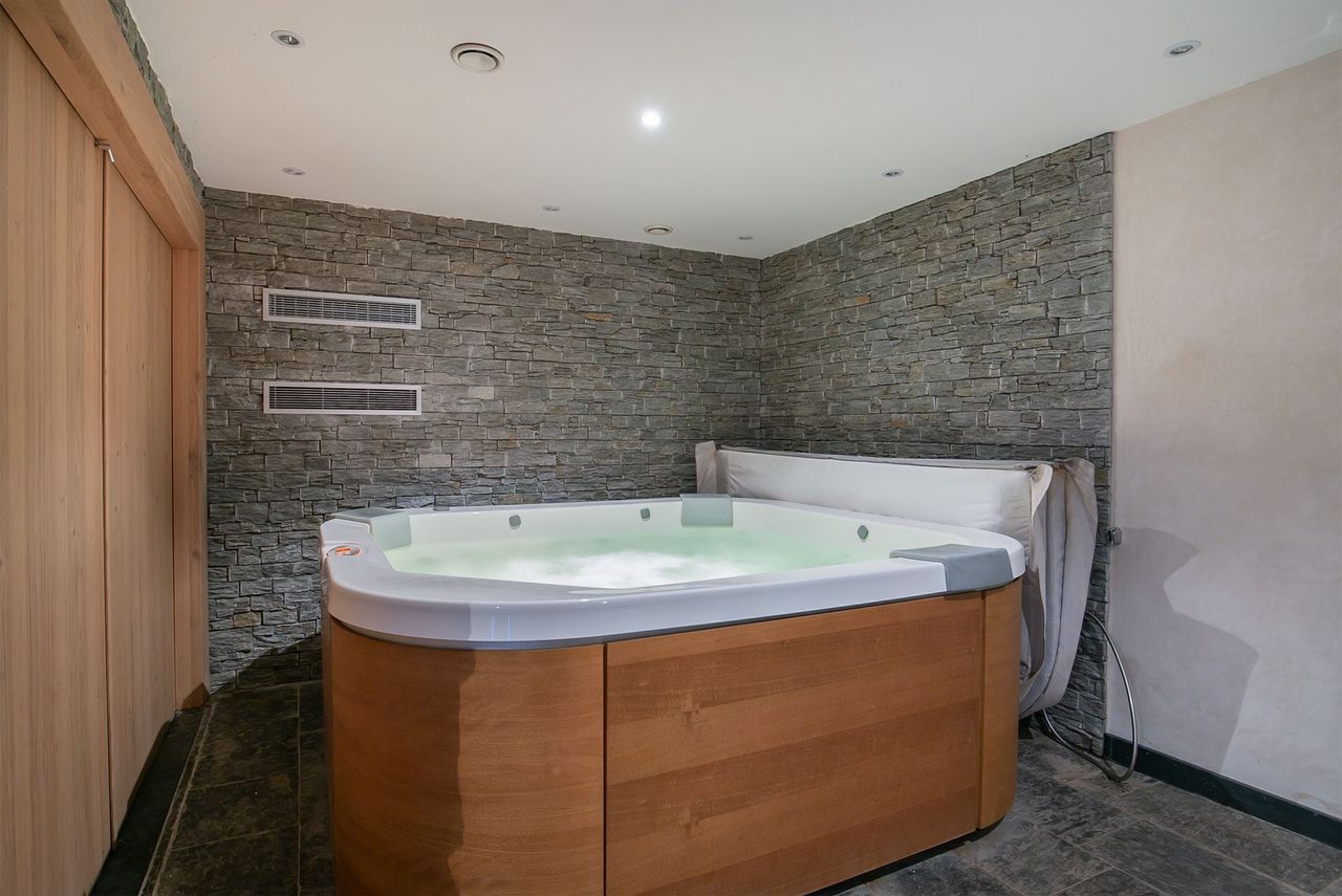 De jacuzzi (foto: Van den Berk& Kerkhof Makelaars).