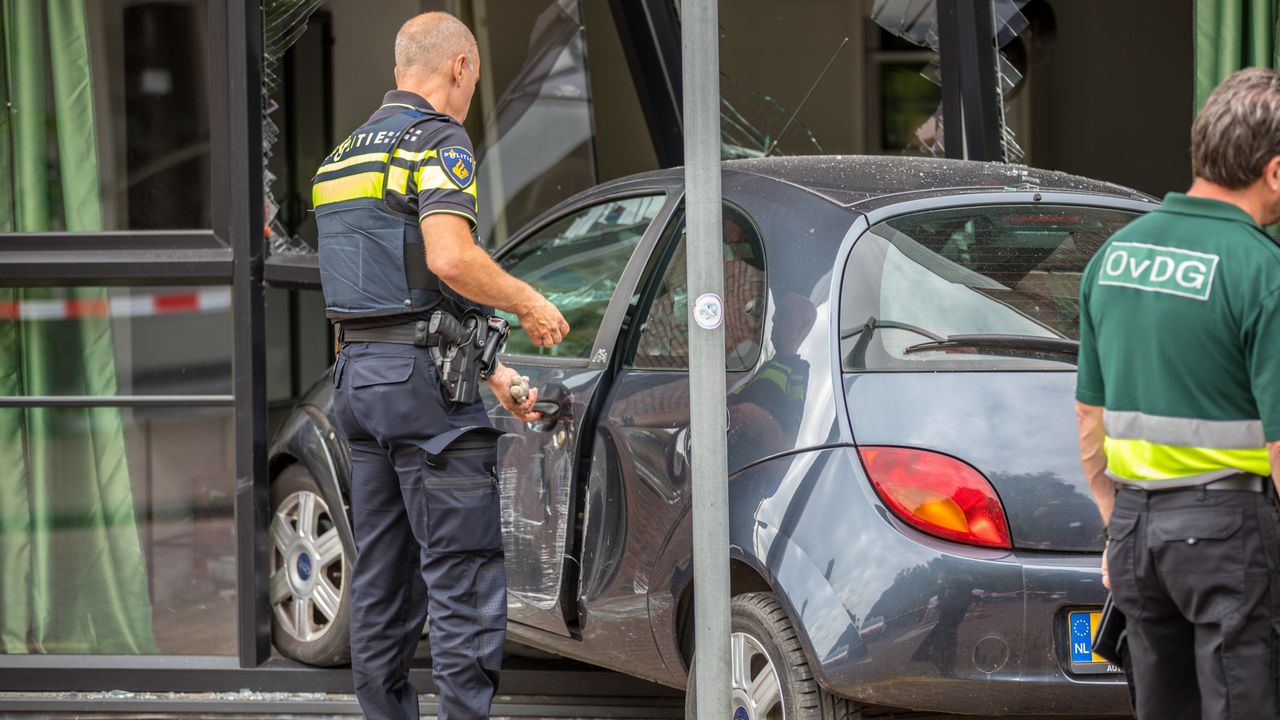 De auto kwam in het gebouw tot stilstand (foto: Christian Traets/SQ Vision).