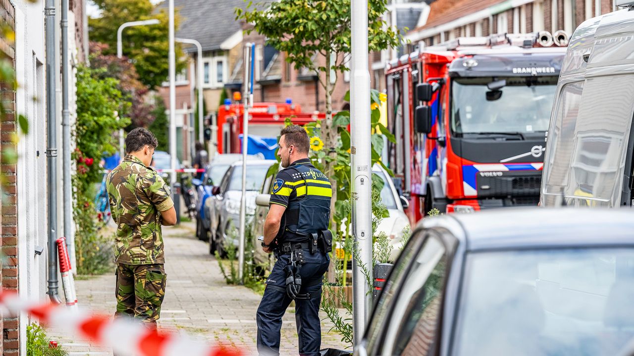Medewerkers van de politie en Defensie overleggen met elkaar (foto: Jack Brekelmans/SQ Vision Mediaprodukties).
