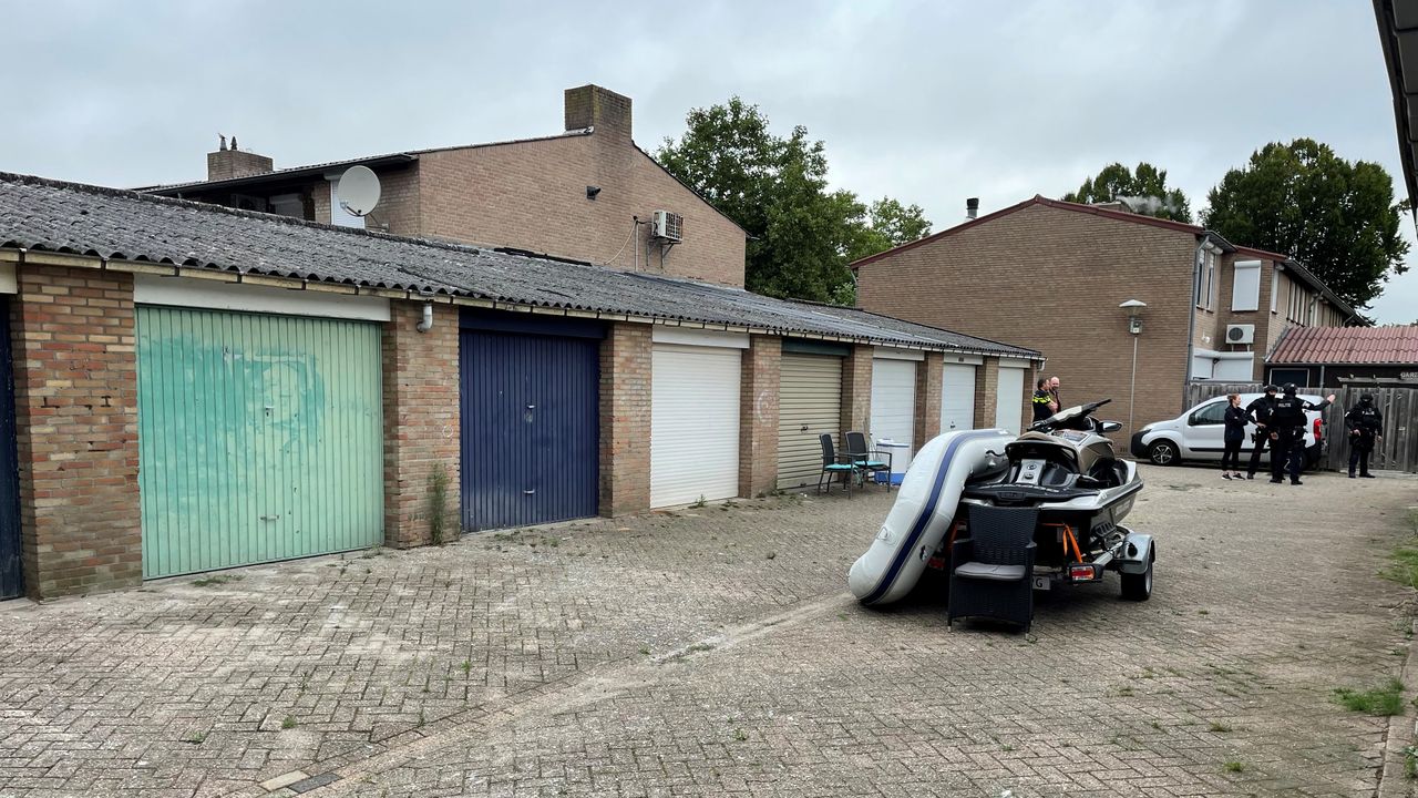 Politieonderzoek bij de garageboxen achter de Italiëlaan in Eindhoven (foto: Hans Janssen).