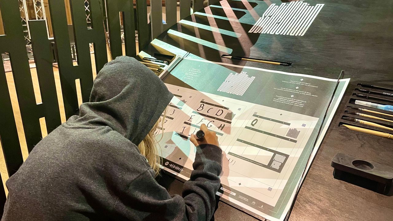 Handschrift wordt verzameld voor een nieuw lettertype (foto: Raoul Cartens).