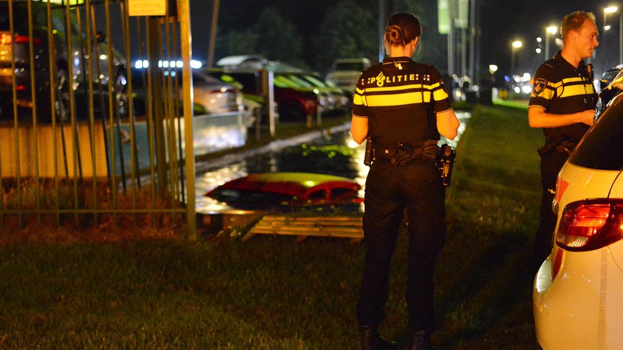 In de auto zaten twee mensen, die konden zelf uit de auto komen (foto: Perry Roovers/SQ Vision).