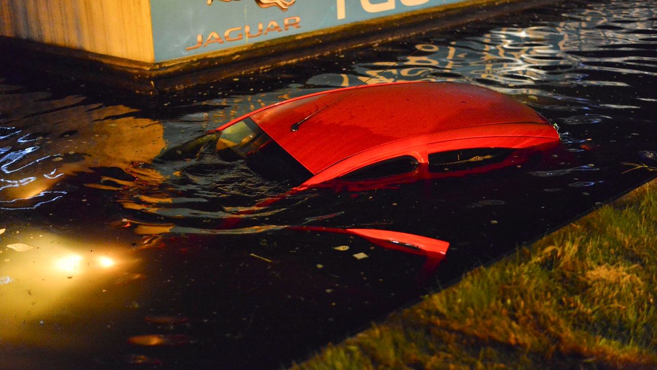 De auto verdween bijna volledig onder water na de crash in Breda (foto: Perry Roovers/SQ Vision).