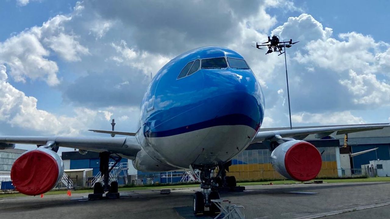Beschadigingen aan het vliegtuig blijven niet onopgemerkt door de drone (foto: Erik Peeters).