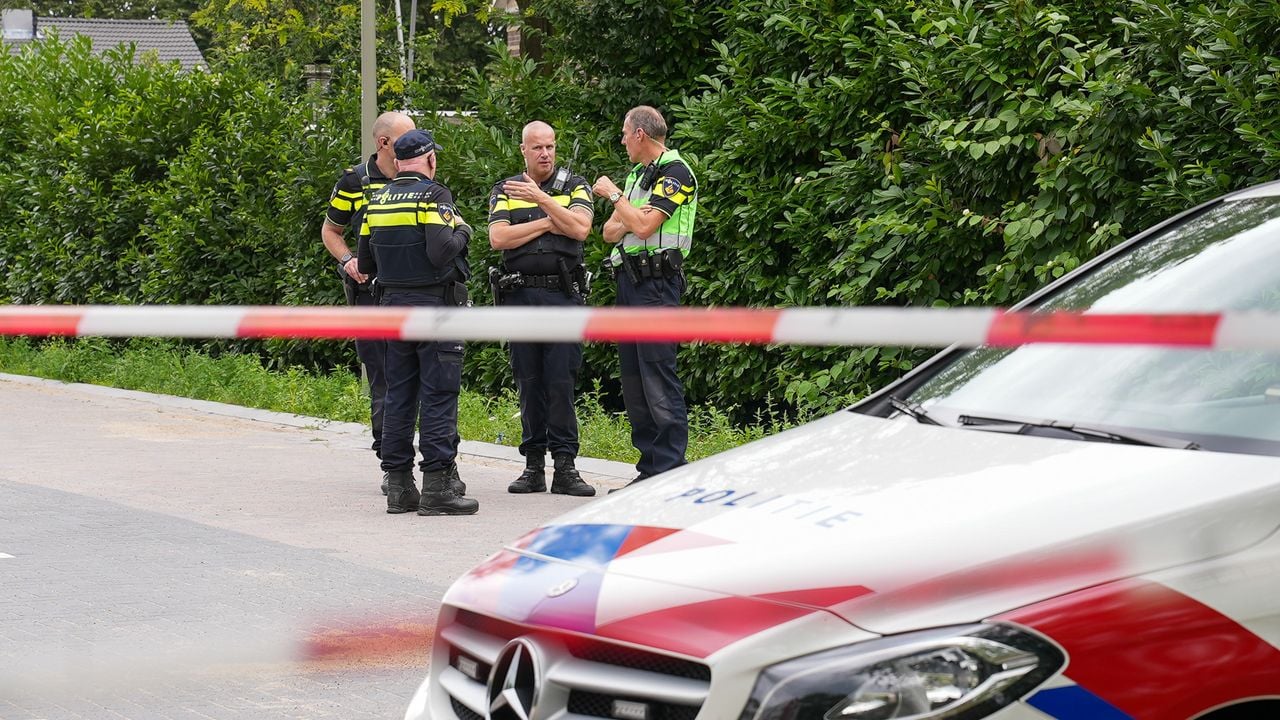 Agenten bespreken de situatie (foto: Gabor Heeres/SQ Vision Mediaprodukties).