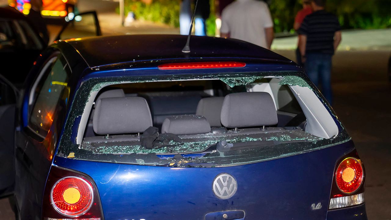 Ook deze auto moest het ontgelden (foto: Gabor Heeres / SQ Vision).