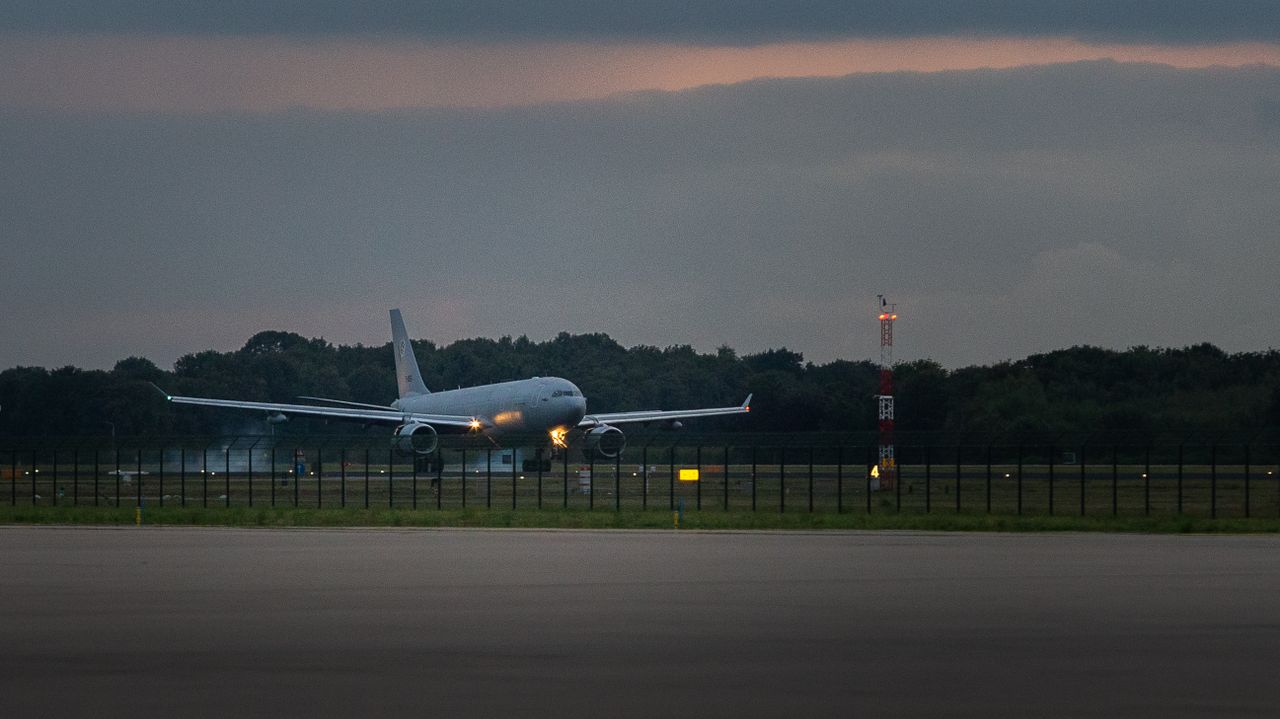 Het vliegtuig komt aan (foto: ministerie van Defensie).