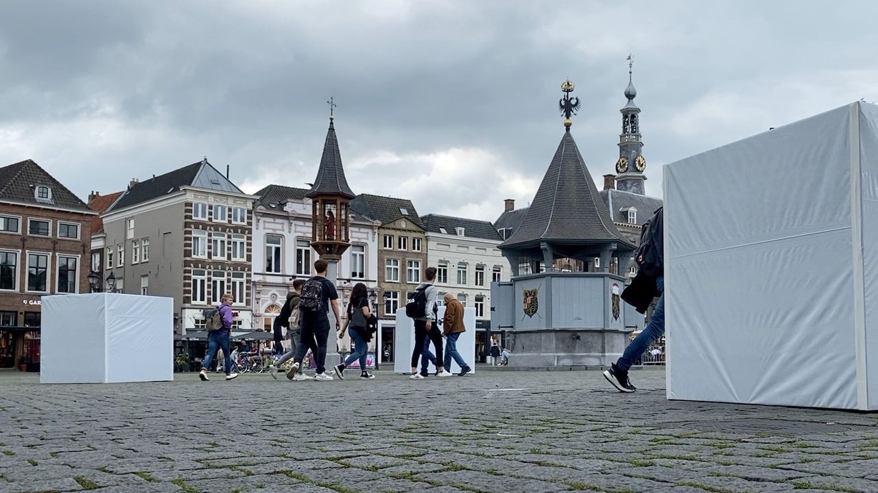 Witte kubussen op de Bossche Markt (foto: Jan Peels) 