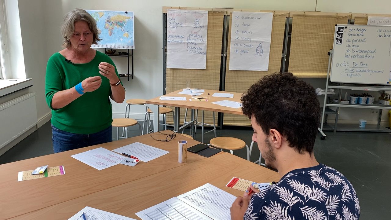 Abdullah krijgt uitleg van docent Titi