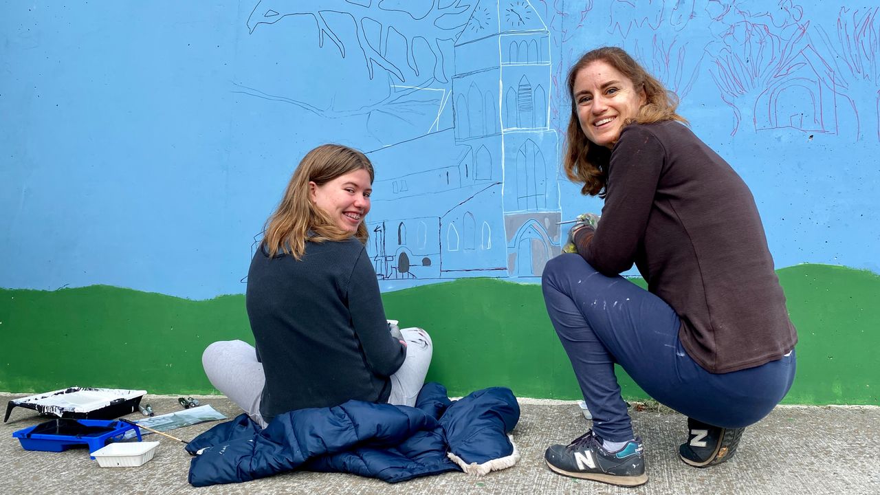 Ava de Haan en moeder Debbie van Brandwijk met hun kerk van Gemonde (foto: Jan Peels)
