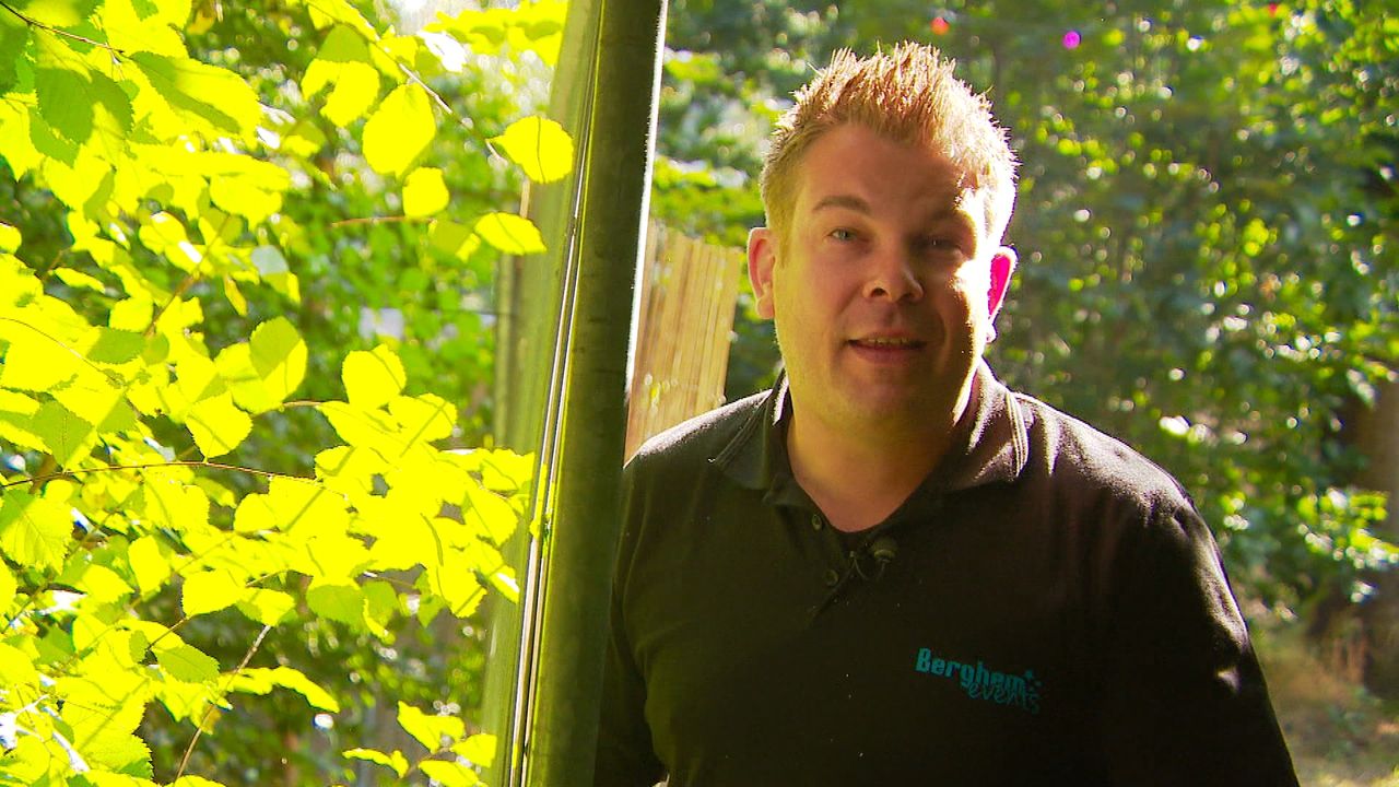 Cor Strijbosch bij één van de vele hekken